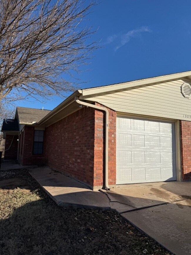 Primary Photo - 1909 E Ave