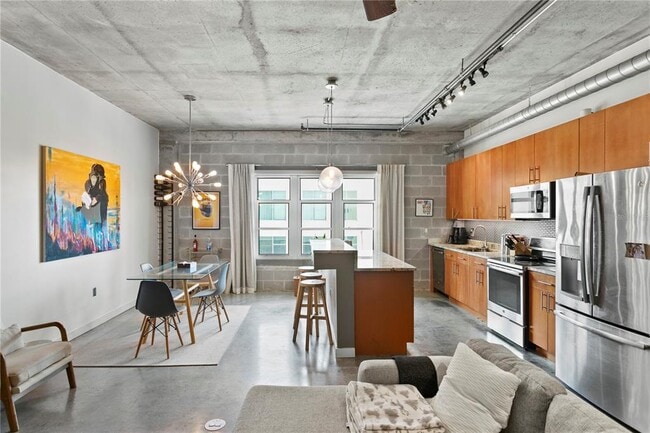 Building Photo - 1212 E Whiting St