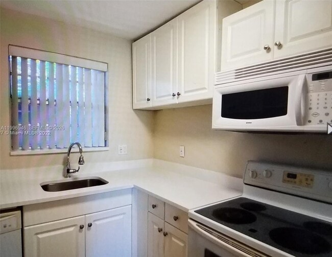 Building Photo - 12500 NE 5th Ave