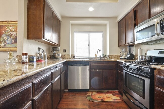 Building Photo - Beautiful Orange County Upstairs Condo! Must See!!