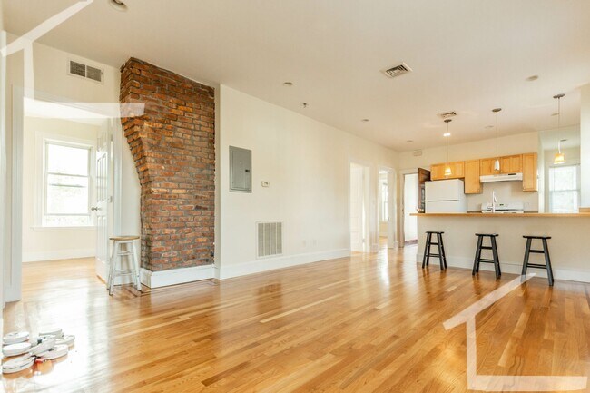 Building Photo - No Brokers Fee, Pets Friendly, Eat-in Kitchen, Big Bedrooms, Laundry on a Site