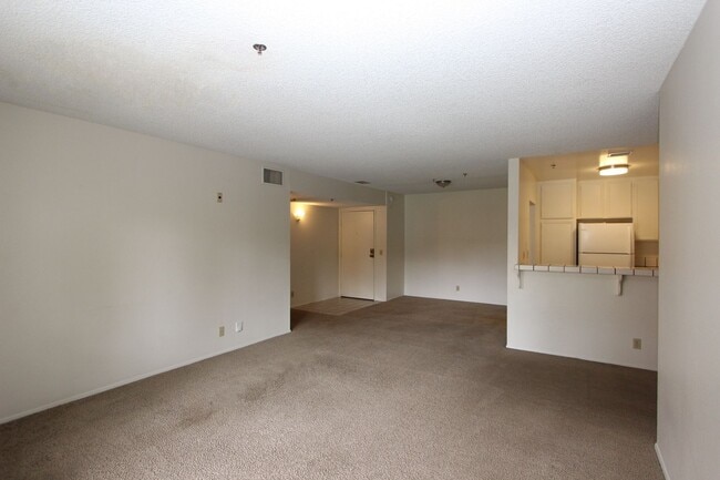 Building Photo - Large 2 bedroom 2 bathroom condo available...