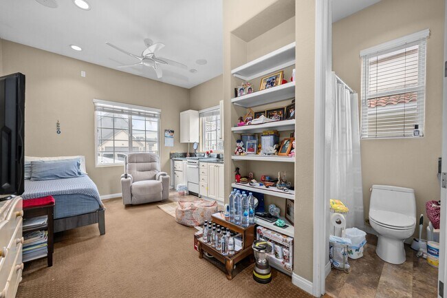 Building Photo - Expansive estate style home - 5 minute drive to SDSU!