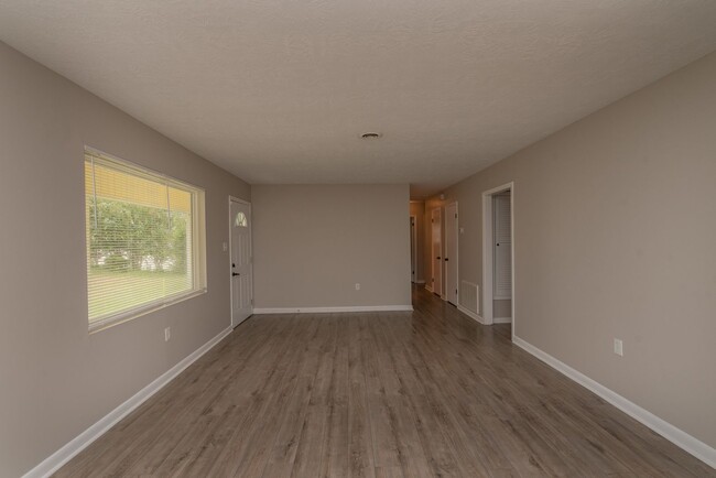 Building Photo - $1,499- Spacious 3 bed/2 bath single-famil...