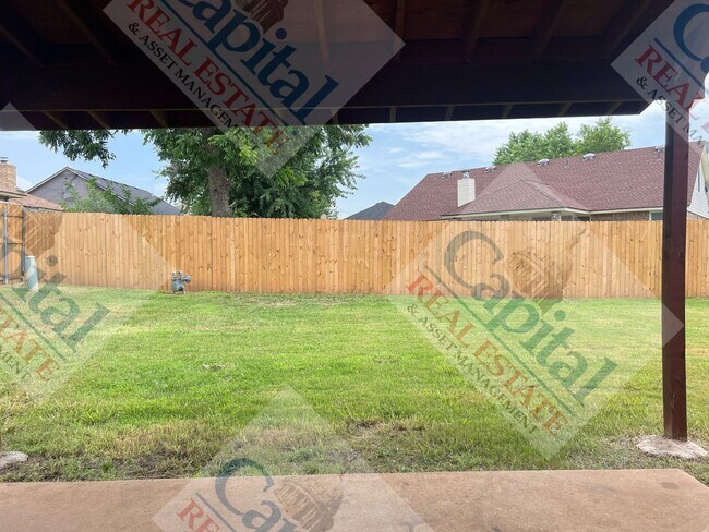 Building Photo - Charming 3 Bedroom