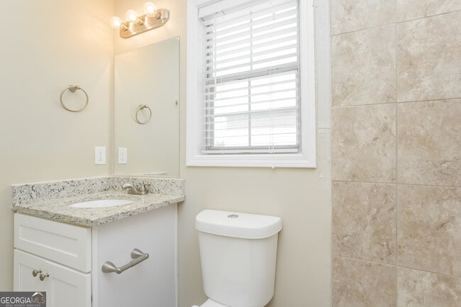 Building Photo - 219 Hampton Dr