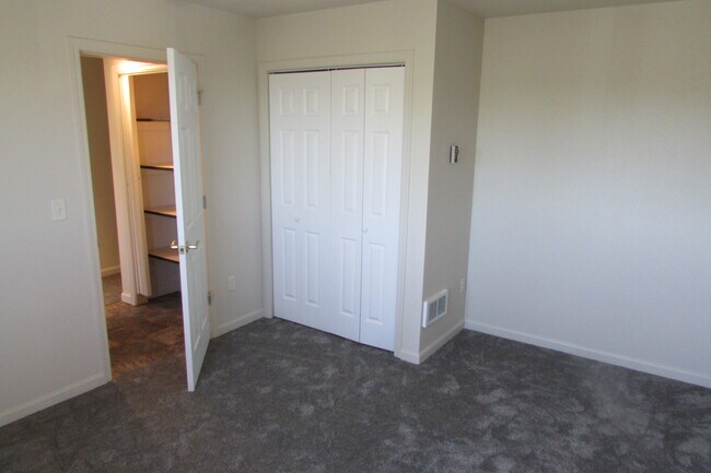 Typical bedroom - 2234 Lamplighter Ln