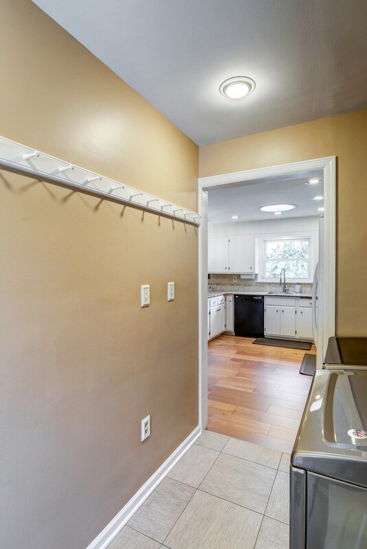 Building Photo - 1827 Larchmont Ln