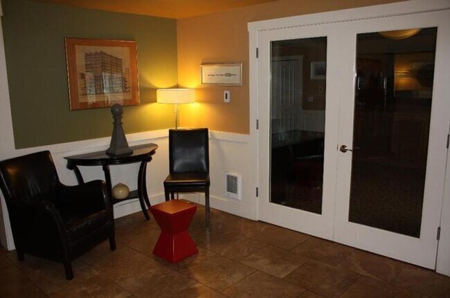 Building Photo - 1 bedroom top floor condo home in Stadium ...