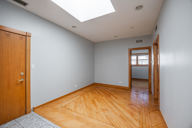 Building Photo - 3205 N Leavitt St