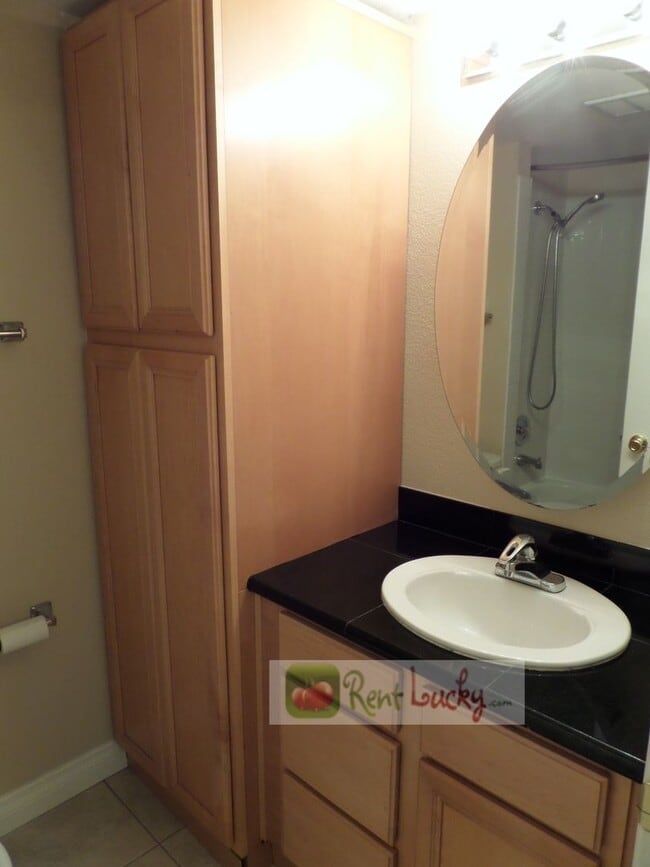 Building Photo - Super Cute Studio w/Parking in Fantastic Downtown Seattle Location!!