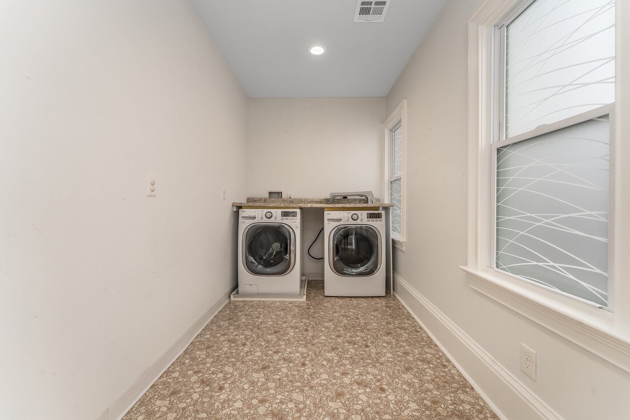 Building Photo - 16 Main St