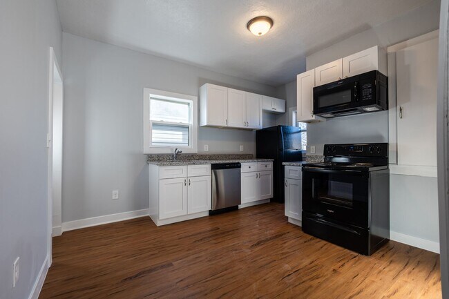Building Photo - Adorable 1 Bed 1 Bath House with Detached Garage