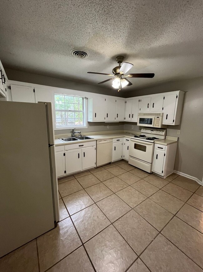 Building Photo - 3 Bed 3 Bath House