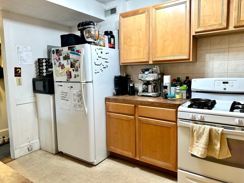 Building Photo - 223-225 Summer St. Unit 3R