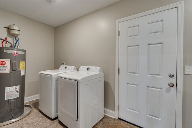 Building Photo - Charming 1920 renovated home!