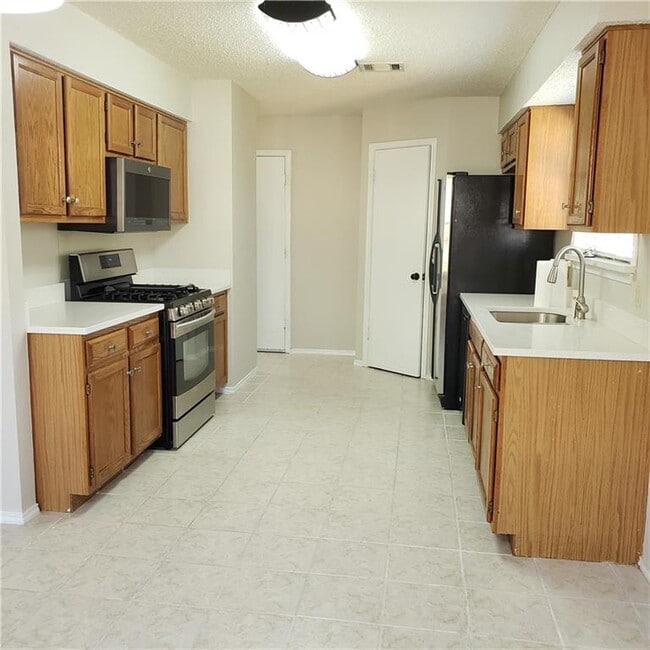 Building Photo - 8440 Fern Bluff Ave