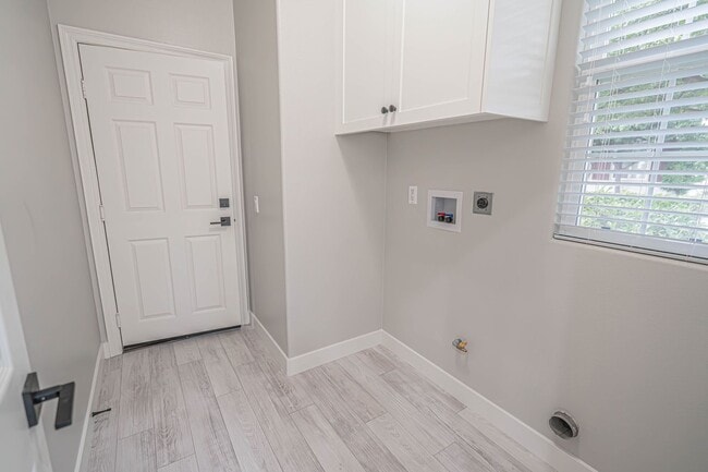 Building Photo - Woodland 3 Bedroom Home for Rent in Valencia!