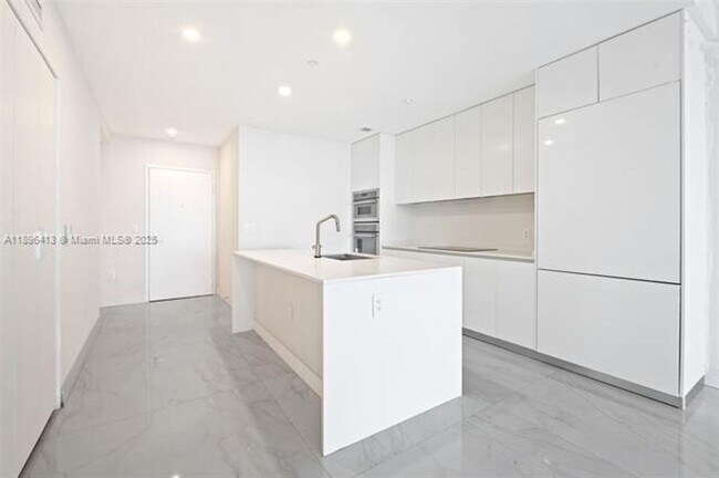 Building Photo - 700 NE 24th St