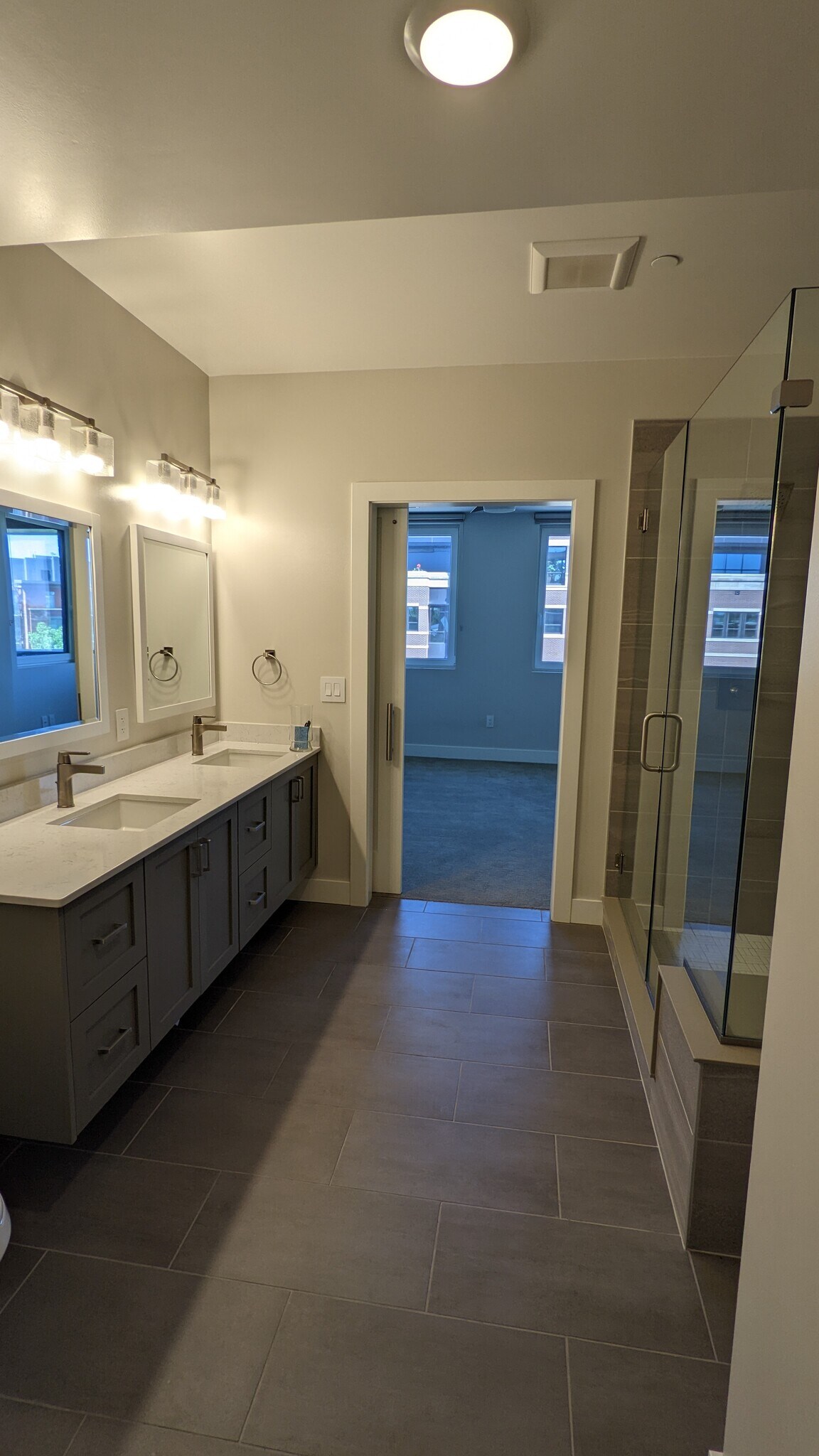 Main bathroom - 221 E Mountain Ave