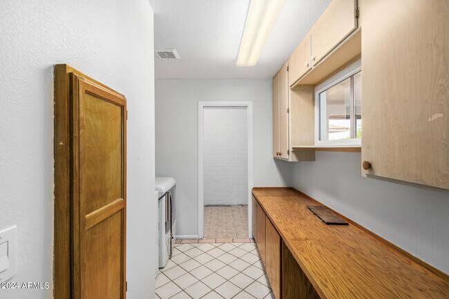 Building Photo - 1835 E Yale Dr