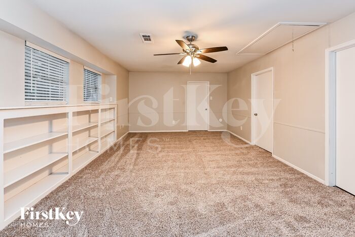 Building Photo - 16911 Memorial Oaks Ln