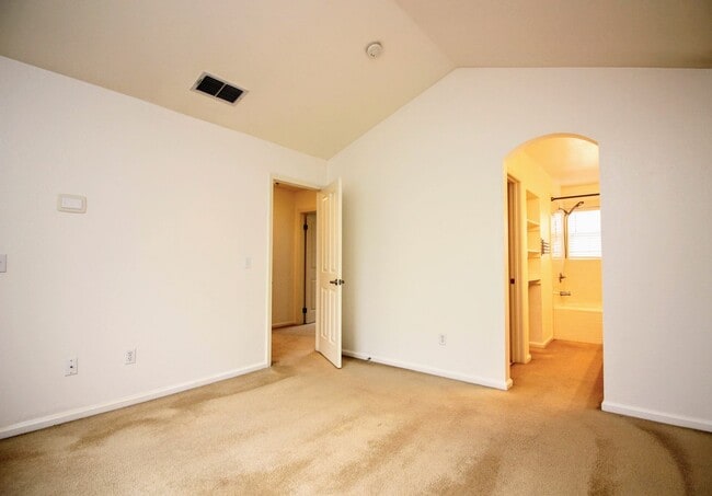 Building Photo - 2 Bedroom 2.5 Bath Home in Petaluma