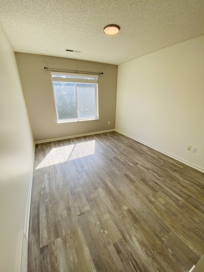 Building Photo - 395