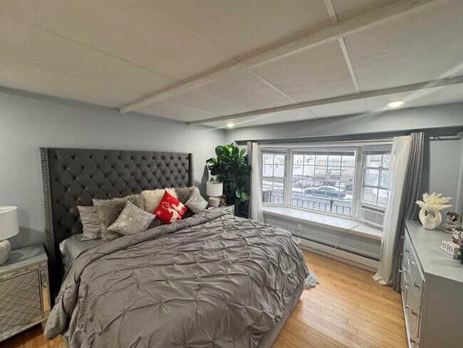 Building Photo - 460 Ave E