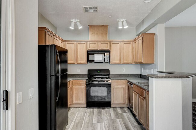 Building Photo - 3 Bedroom Condo