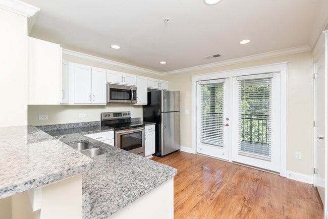 Building Photo - 2 Bedroom Townhouse- END UNIT - Everything You Need! Woodlands of Charlottesville *Only a $500 de...