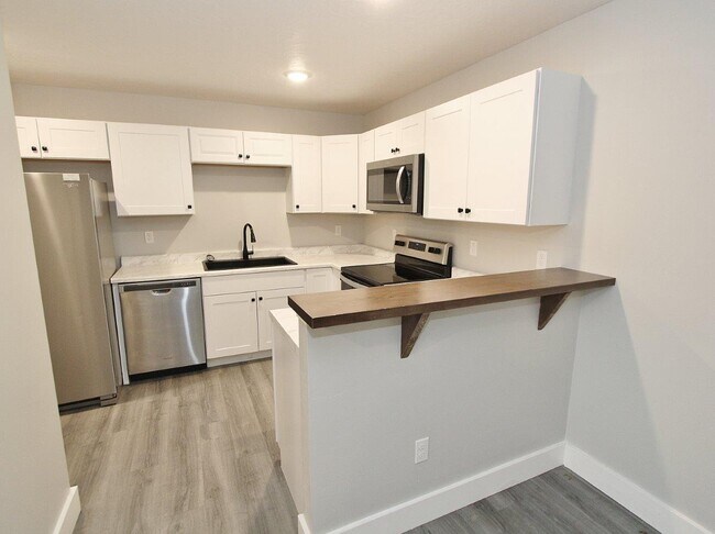 Building Photo - 402 Hazel Ave