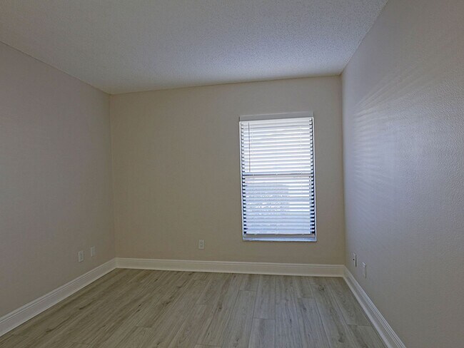 Building Photo - 5305 Summerlin Rd