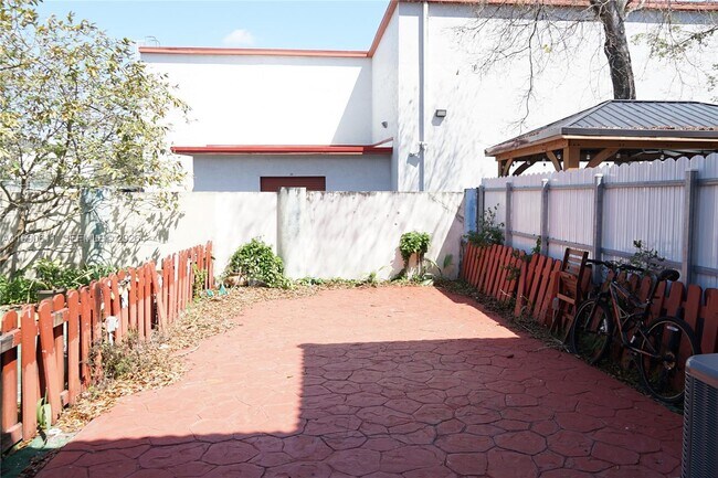 Building Photo - 331 NW 82nd Ave