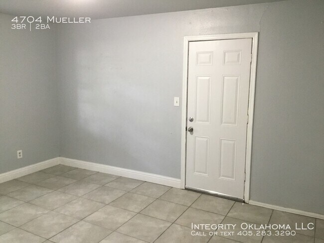 Building Photo - 4704 N Mueller Ave