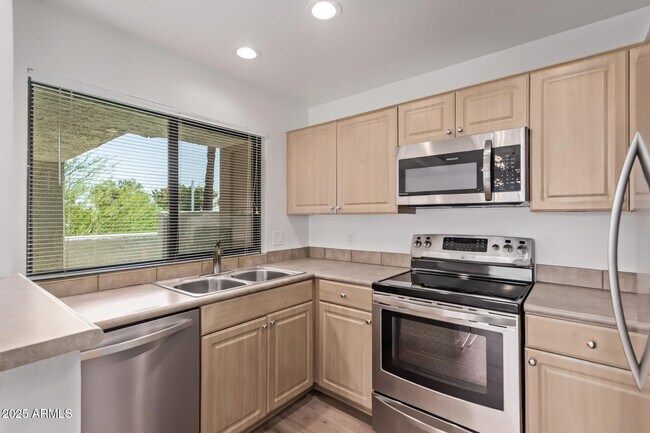 Building Photo - 10055 E Mountainview Lake Dr