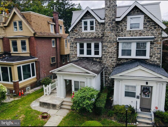 Building Photo - 6119 W Columbia Ave