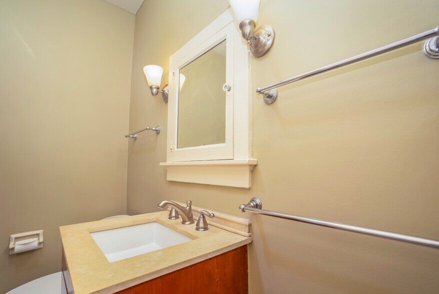 Bathroom - 4121 Davison St