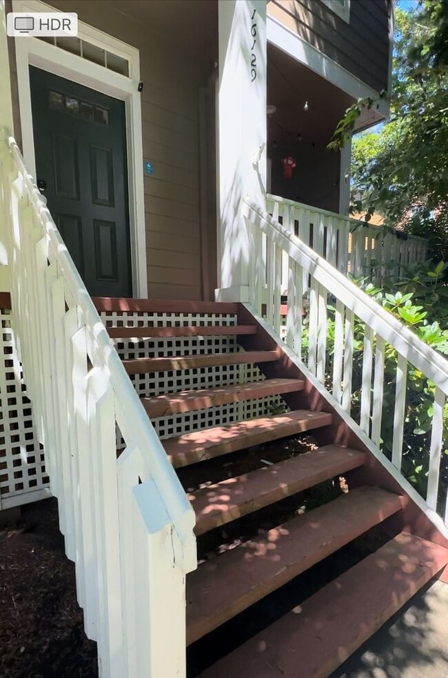 Building Photo - Stunning End-Unit Townhouse 3 bed, 2.5 bat...