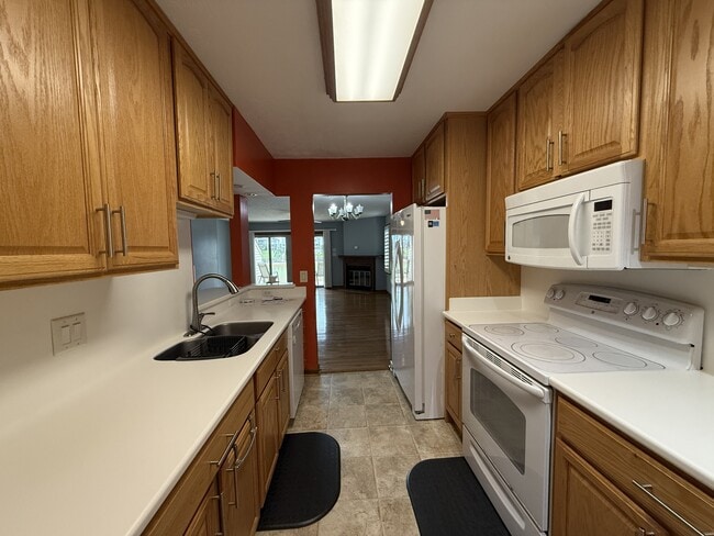 Building Photo - 4016 Fairway Lakes Dr