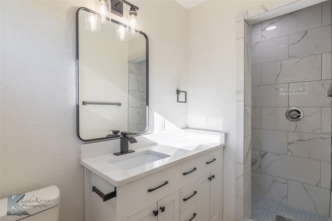 Building Photo - Furnished 3 bedroom 2 bathroom