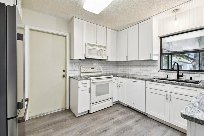 Building Photo - 1102 Shadowbrook Dr N