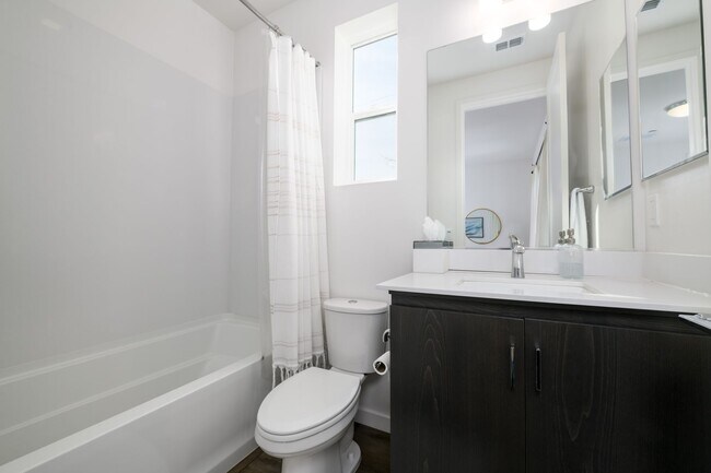 Building Photo - Fully Furnished & Move-In Ready in Midtown...