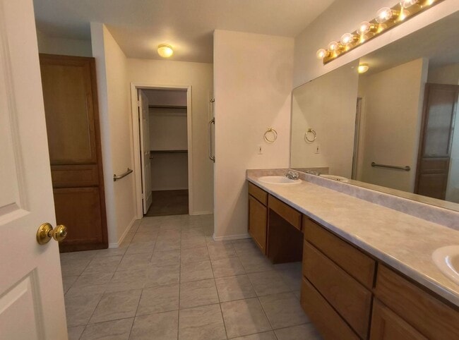 Building Photo - Beautiful and Spacious 3 bedroom, 2 bath h...