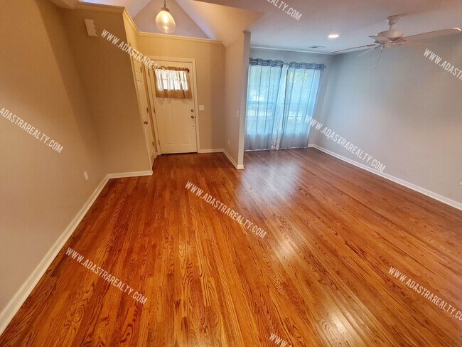 Building Photo - 5428 Maple St