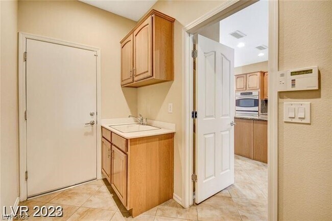 Building Photo - 2249 Canyonville Dr
