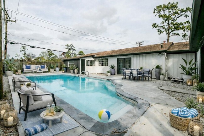 Building Photo - 6002 Greenmont Dr