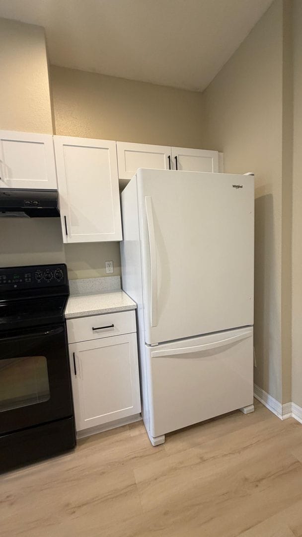 Building Photo - Beautiful 2 bed & 2.5 bath townhome