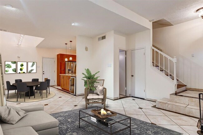 Building Photo - 7350 Kirby Dr