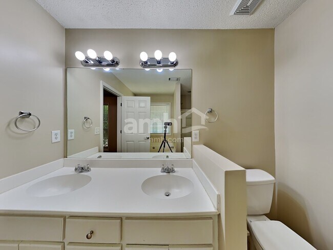 Building Photo - 2725 Freemans Walk Dr